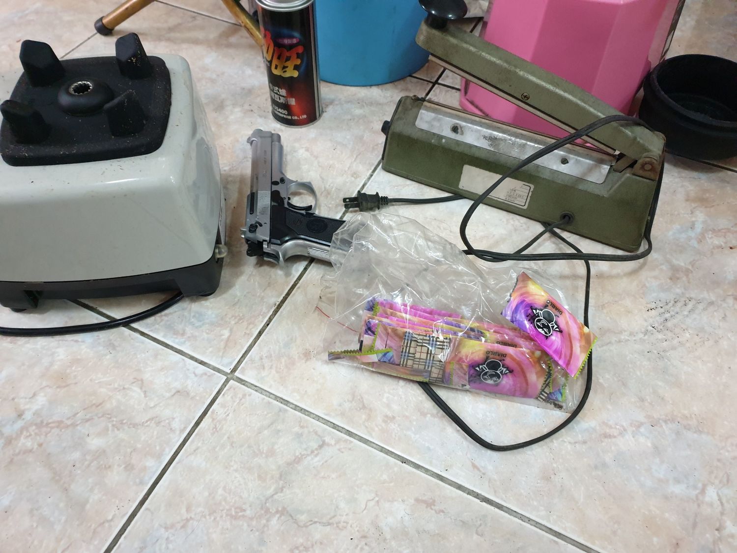 嘉義地檢署指揮警方破獲毒品咖啡包集團,起出毒品咖啡包及分裝工具。 圖:嘉義地檢署/提供 嘉義地檢署指揮警方破獲毒品咖啡包集團,起出毒品咖啡包及分裝工具。 圖:嘉義地檢署/提供