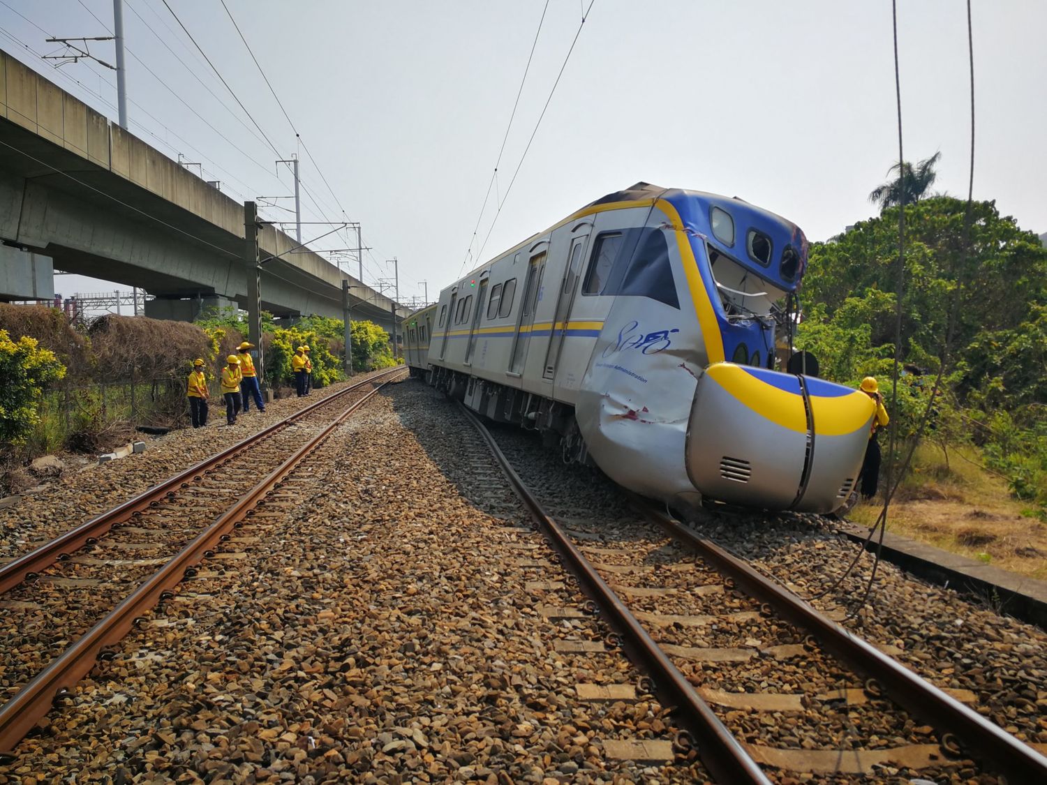 台鐵區間車前端第6、7、8車車廂第1、2軸出軌。 圖:台鐵/提供 台鐵區間車前端第6、7、8車車廂第1、2軸出軌。 圖:台鐵/提供