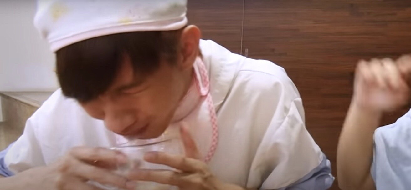 小玉嫌棄母奶味道不好,完全吐掉。 圖:翻攝小玉YouTube 小玉嫌棄母奶味道不好,完全吐掉。 圖:翻攝小玉YouTube