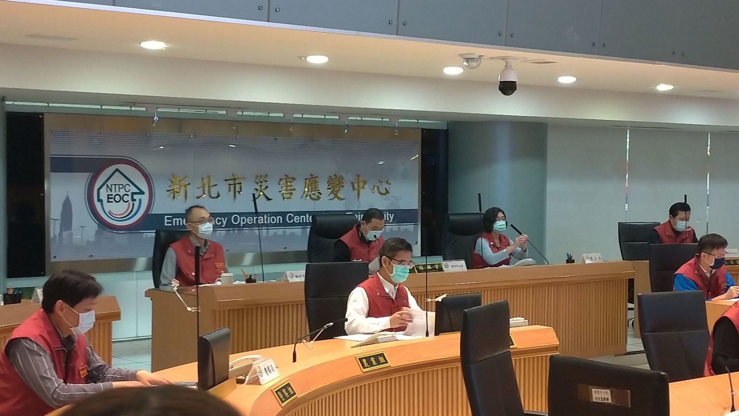 新北市長侯友宜今天在防疫應變會議,指示各局處精進防疫超前部署。 圖:新北市衛生局/提供 新北市長侯友宜今天在防疫應變會議,指示各局處精進防疫超前部署。 圖:新北市衛生局/提供