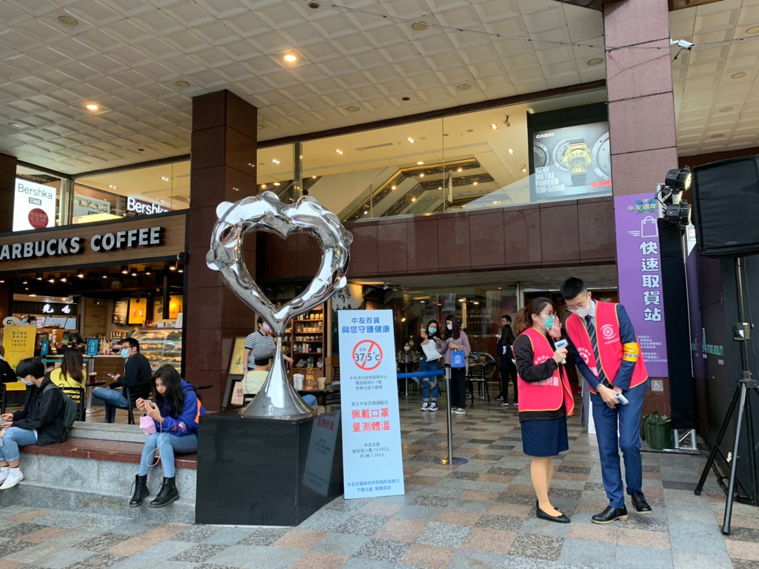 中友百貨在大門口設有快速取貨服務。 台中市政府/提供 中友百貨在大門口設有快速取貨服務。 台中市政府/提供