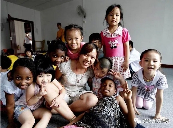 非洲黑人小朋友就讀廣州的幼稚園。 圖 : 翻攝自微信 非洲黑人小朋友就讀廣州的幼稚園。 圖 : 翻攝自微信
