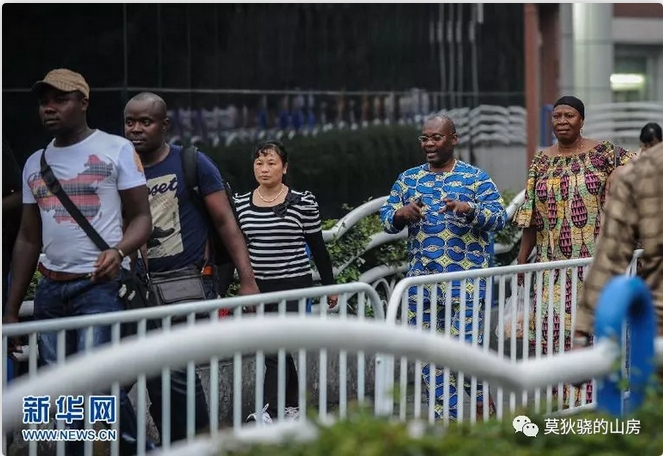 非洲黑人在廣州街頭。 圖 : 翻攝自新華網 非洲黑人在廣州街頭。 圖 : 翻攝自新華網