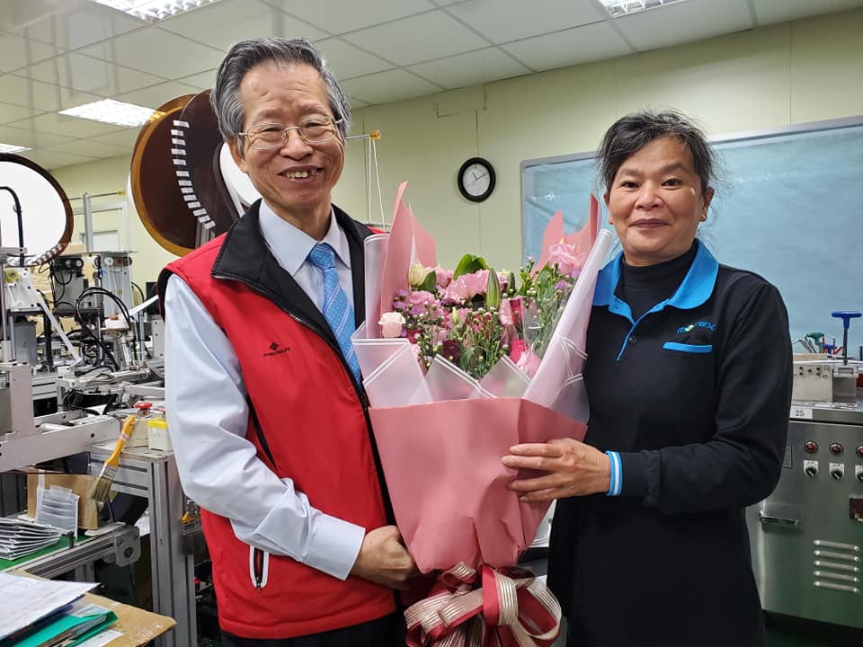 顏女士復工,她的老闆「摩戴舒」董事長鄭永柱,為她獻上一束鮮花。 圖:翻攝自黃光芹臉書 顏女士復工,她的老闆「摩戴舒」董事長鄭永柱,為她獻上一束鮮花。 圖:翻攝自黃光芹臉書