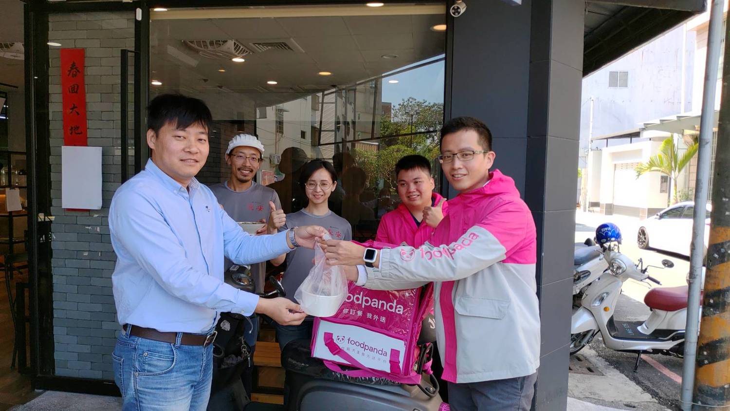 因應防疫需求,漫時光早午餐創辦人徐皖台(左一)、美食外送平台foodpanda區經理蘇子翔(右一)、長安製麵吳冠翬(左二)與策展人黃耀寬發起「把風和日麗送到你家」 圖/黃耀寬提供 因應防疫需求,漫時光早午餐創辦人徐皖台(左一)、美食外送平台foodpanda區經理蘇子翔(右一)、長安製麵吳冠翬(左二)與策展人黃耀寬發起「把風和日麗送到你家」 圖/黃耀寬提供