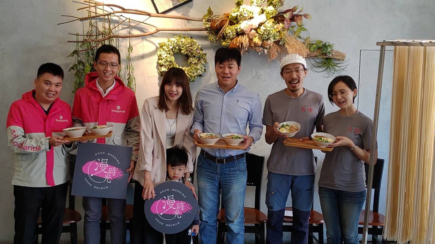 因應防疫需求,漫時光早午餐創辦人徐皖台(右三)、美食外送平台foodpanda區經理蘇子翔(左二)、長安製麵吳冠翬(右二)與策展人黃耀寬發起「把風和日麗送到你家」 圖/黃耀寬提供 因應防疫需求,漫時光早午餐創辦人徐皖台(右三)、美食外送平台foodpanda區經理蘇子翔(左二)、長安製麵吳冠翬(右二)與策展人黃耀寬發起「把風和日麗送到你家」 圖/黃耀寬提供