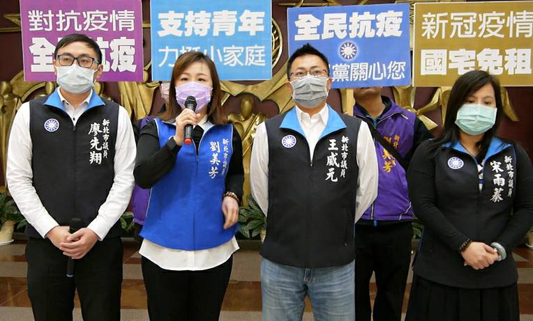 新北市議員廖先翔(左起)、劉美芳、王威元及宋雨蓁等人連袂開記者會,為新北市社會住宅的住戶爭取租金減免。 圖:新北市議劉美芳/提供 新北市議員廖先翔(左起)、劉美芳、王威元及宋雨蓁等人連袂開記者會,為新北市社會住宅的住戶爭取租金減免。 圖:新北市議劉美芳/提供