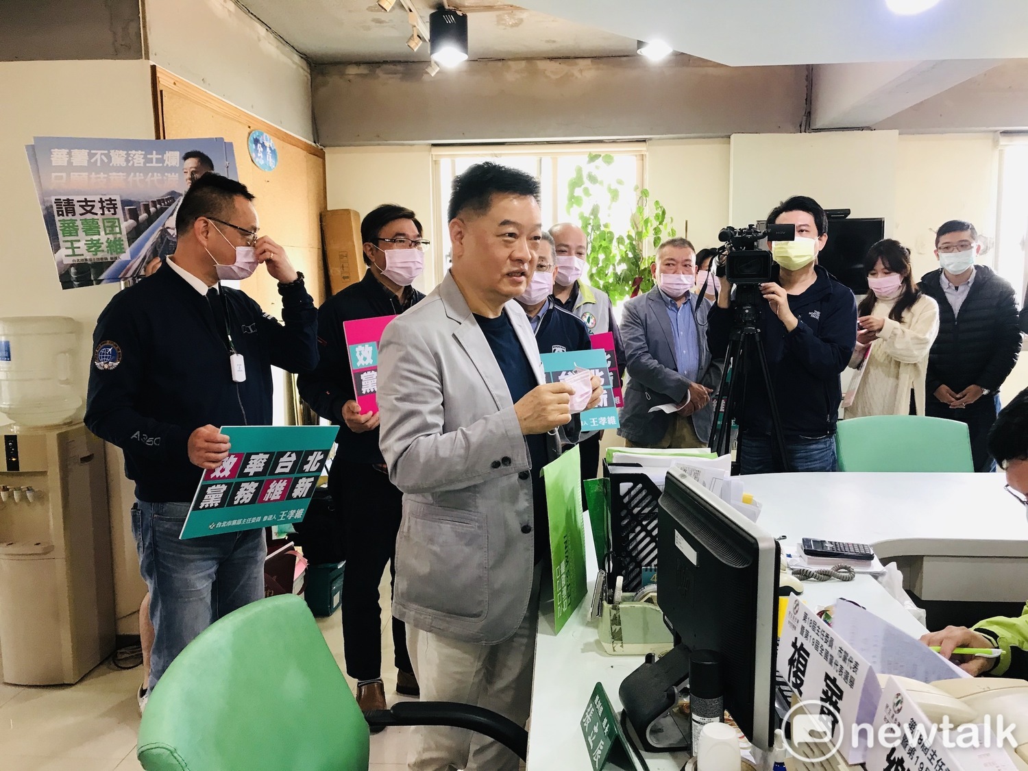 前議員王孝維今登記參選北市黨部主委,多位議員陪同。 圖:周煊惠 /攝 前議員王孝維今登記參選北市黨部主委,多位議員陪同。 圖:周煊惠 /攝