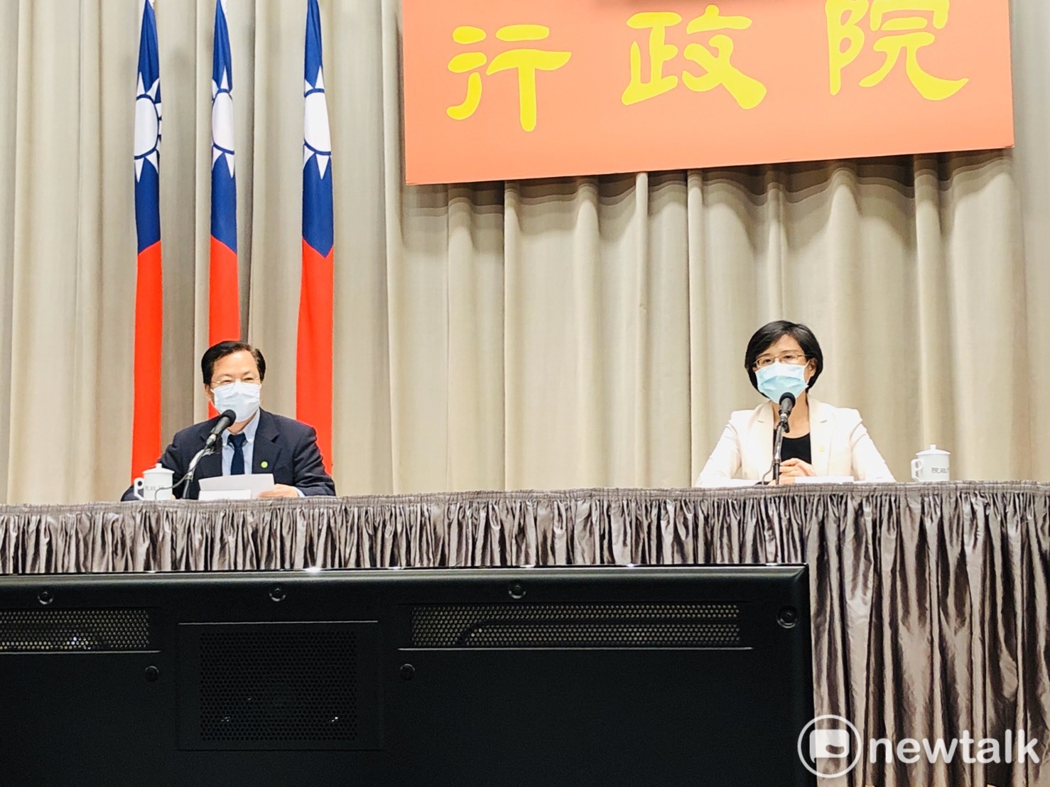 行政院今(15)天下午舉辦「行政院紓困振興記者會」,由文化部長鄭麗君(右)報告「藝文產業紓困協助措施」,左為政務委員龔明鑫。 圖:謝莉慧/攝 行政院今(15)天下午舉辦「行政院紓困振興記者會」,由文化部長鄭麗君(右)報告「藝文產業紓困協助措施」,左為政務委員龔明鑫。 圖:謝莉慧/攝