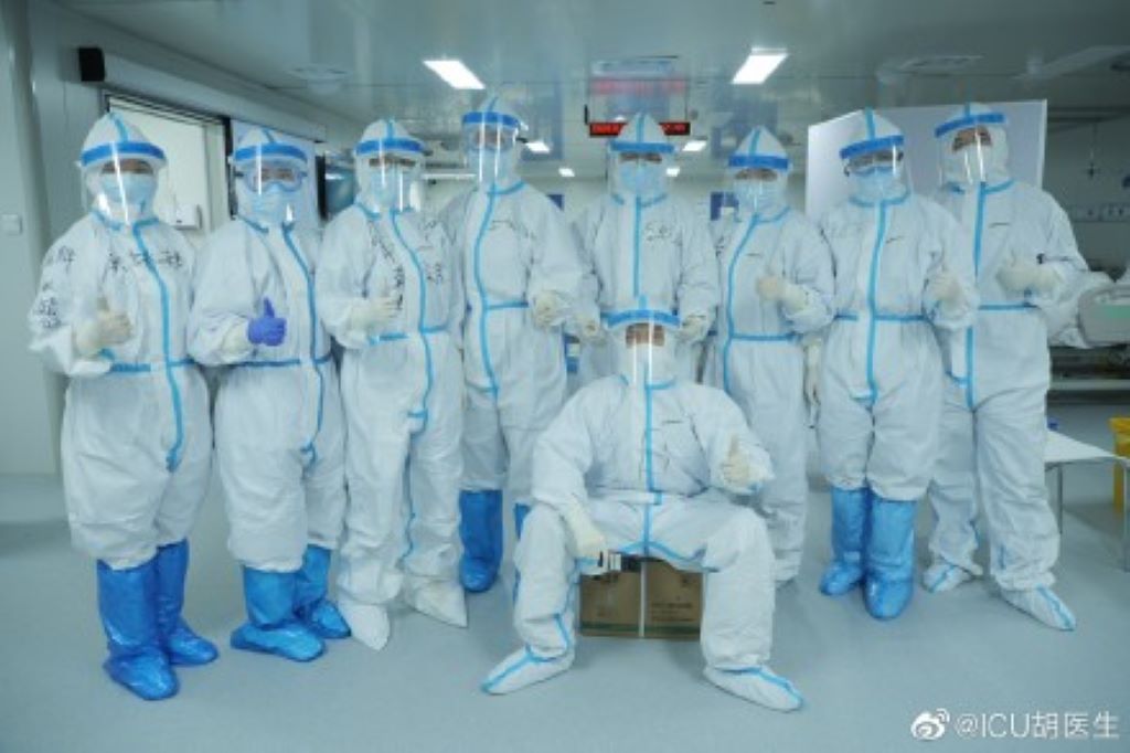 雷神山醫院日前已關閉消毒,大家紛紛向醫護人員們致上真誠的謝意。 圖:翻攝自微博 雷神山醫院日前已關閉消毒,大家紛紛向醫護人員們致上真誠的謝意。 圖:翻攝自微博