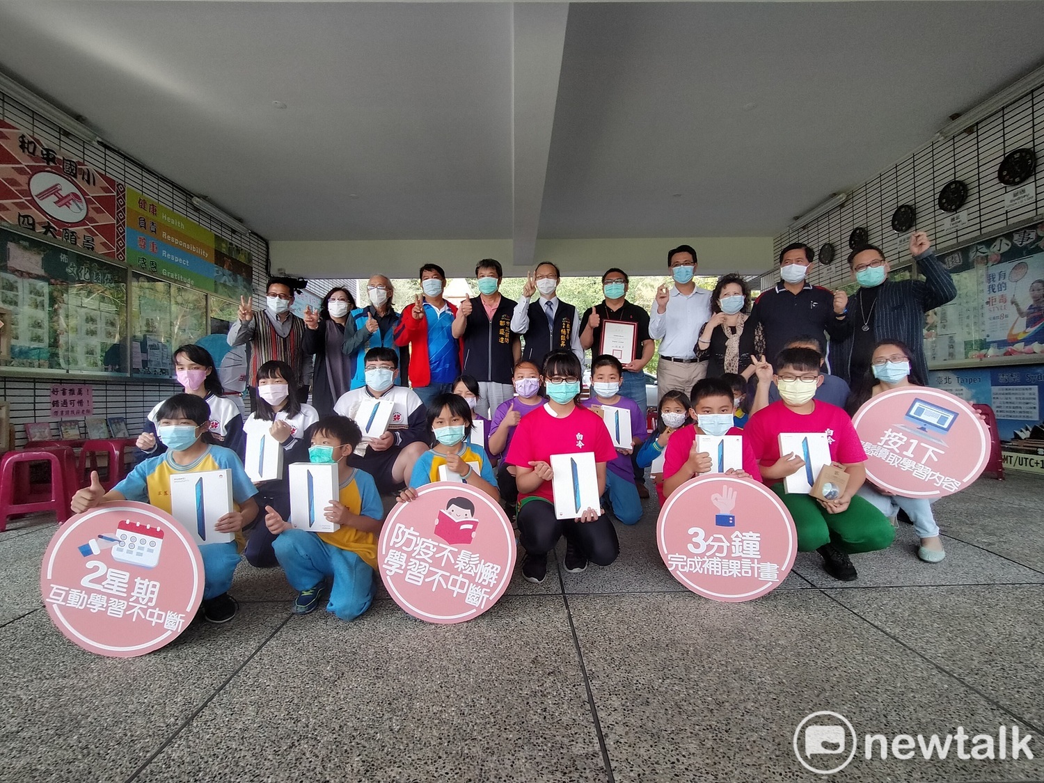 台中市教育局長楊振昇、市政顧問鄒盛達與受贈平板的學校校長、學生代表合影留念。 唐復年/攝 台中市教育局長楊振昇、市政顧問鄒盛達與受贈平板的學校校長、學生代表合影留念。 唐復年/攝