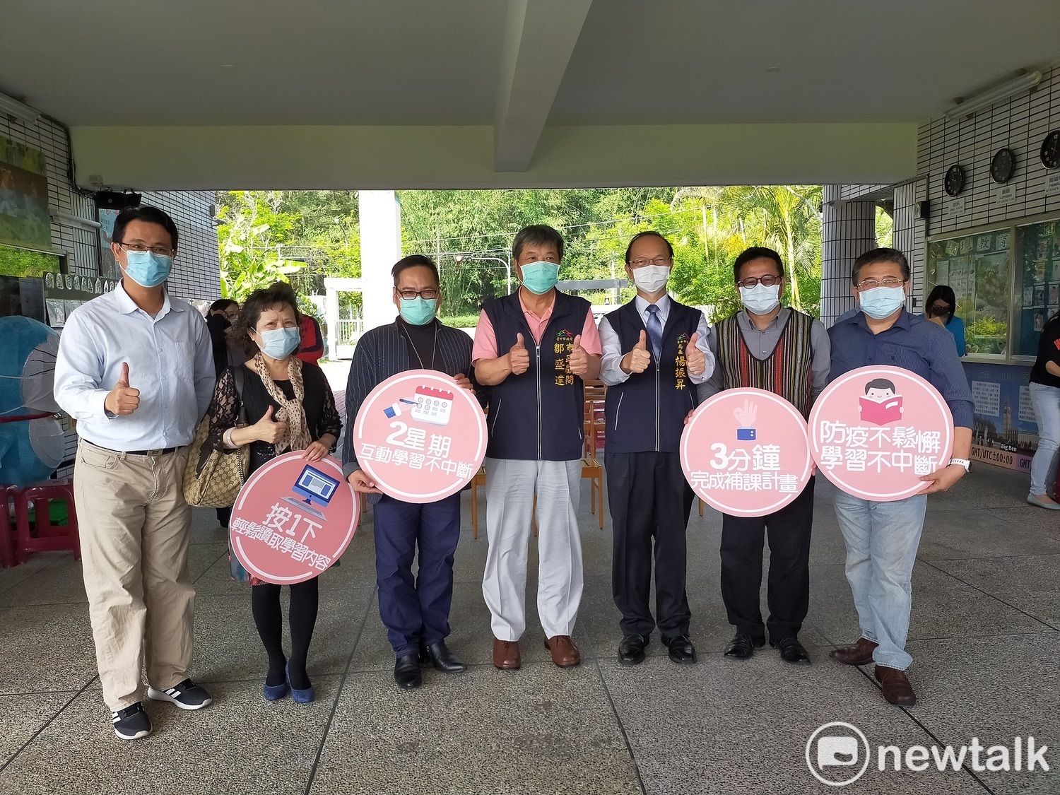 台中市教育局長楊振昇、市政顧問鄒盛達與受贈平板的學校校長合影留念。 唐復年/攝 台中市教育局長楊振昇、市政顧問鄒盛達與受贈平板的學校校長合影留念。 唐復年/攝