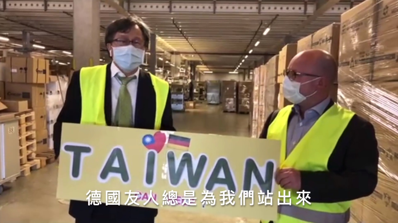 100萬片捐贈德國的口罩已分送德國16邦,協助德國防疫工作,讓第一線醫護人員使用。德國國會友台小組成員Frank Müller-Rosentritt, MdB議員代表國會友台小組成員,在接受德國聯邦衛生部委託運送這批口罩的物流公司倉庫感謝台灣的捐贈。 圖/翻攝自Taiwan in Deutschland臉書粉絲頁 100萬片捐贈德國的口罩已分送德國16邦,協助德國防疫工作,讓第一線醫護人員使用。德國國會友台小組成員Frank Müller-Rosentritt, MdB議員代表國會友台小組成員,在接受德國聯邦衛生部委託運送這批口罩的物流公司倉庫感謝台灣的捐贈。 圖/翻攝自Taiwan in Deutschland臉書粉絲頁
