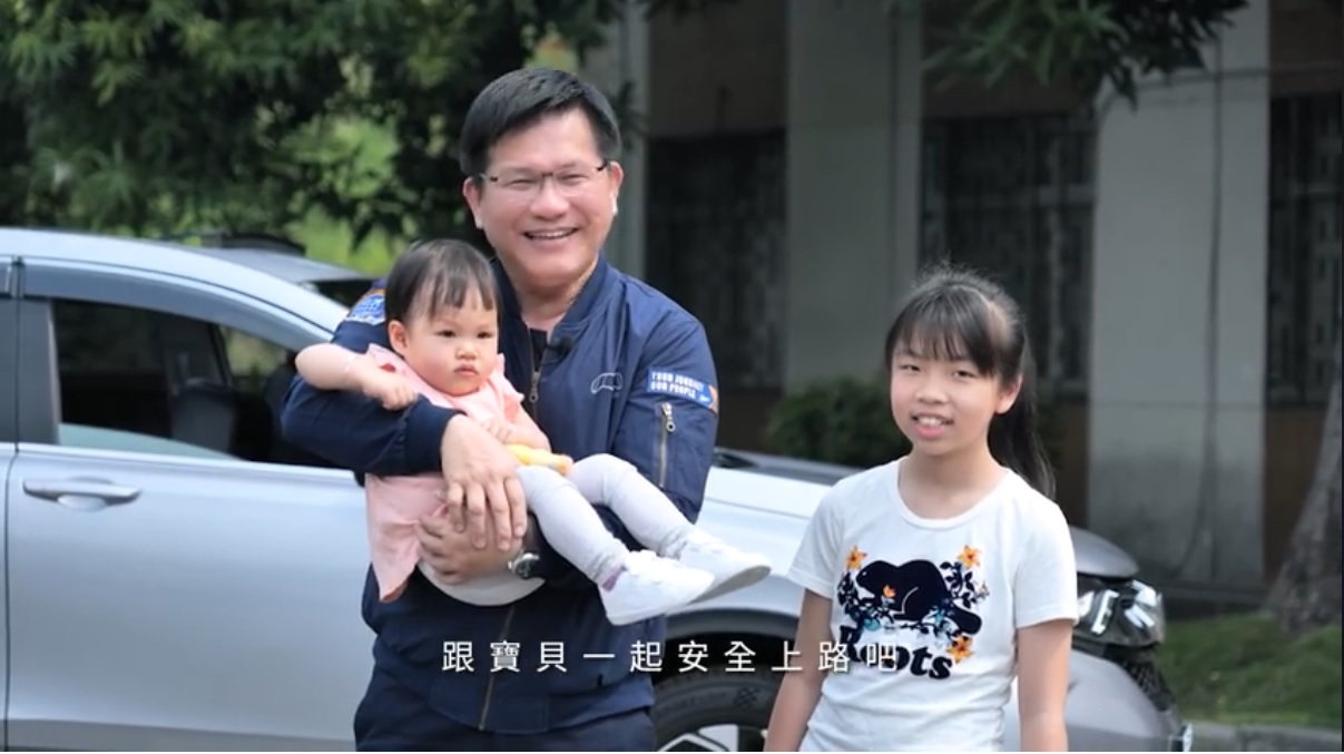交通部長林佳龍稍早透過臉書發布新修正的「小型車附載幼童安全乘坐實施及宣導辦法」宣傳影片,提醒各位家長,今年9月1日起2歲以下的孩童若乘坐汽車,需要使用「後向式安全坐椅」。 圖:翻攝自林佳龍臉書 交通部長林佳龍稍早透過臉書發布新修正的「小型車附載幼童安全乘坐實施及宣導辦法」宣傳影片,提醒各位家長,今年9月1日起2歲以下的孩童若乘坐汽車,需要使用「後向式安全坐椅」。 圖:翻攝自林佳龍臉書