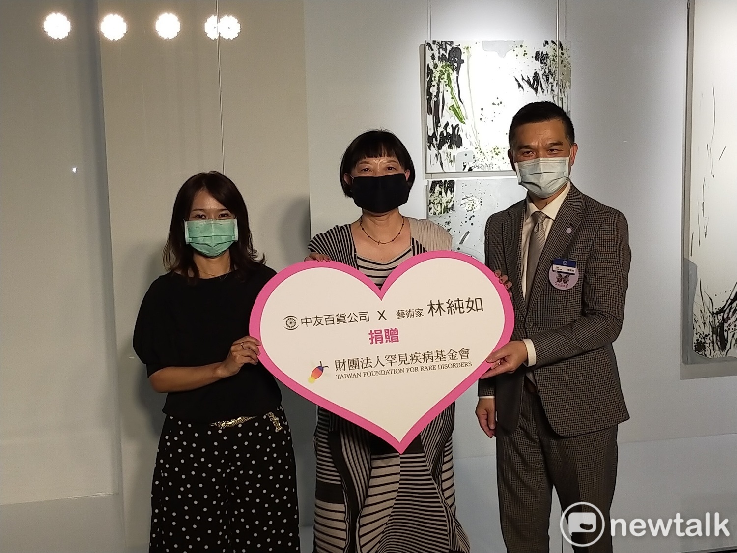 林純如捐出總價值新台幣24萬元整的作品「野草系列」義賣,所得金額將全數捐贈給「財團法人罕見疾病基金會」。 圖:唐復年/攝 林純如捐出總價值新台幣24萬元整的作品「野草系列」義賣,所得金額將全數捐贈給「財團法人罕見疾病基金會」。 圖:唐復年/攝