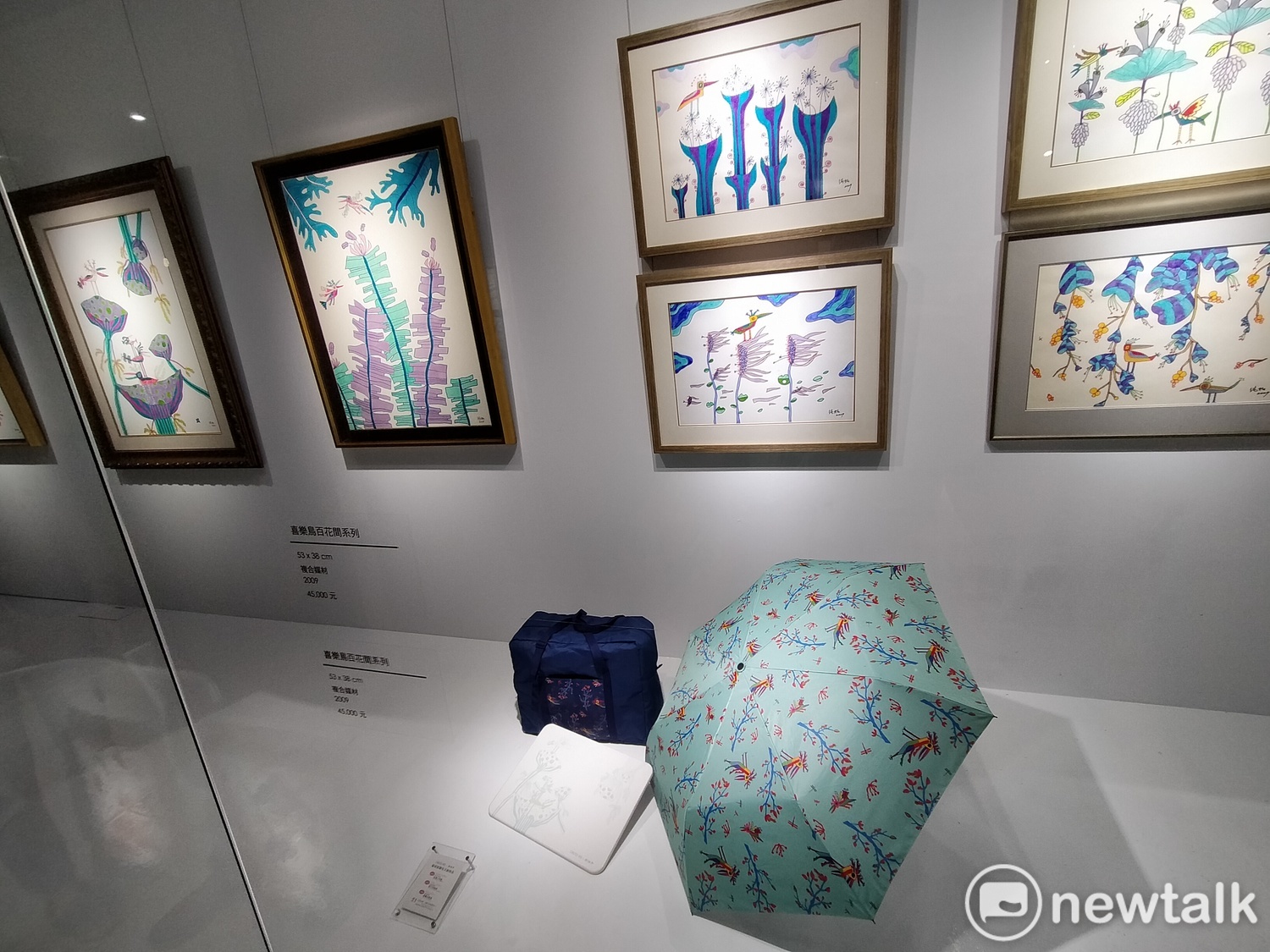 中友百貨取得林純如老師的授權,使用「喜樂鳥百花間」畫作圖騰設計了3款獨家會員禮。 圖:唐復年/攝 中友百貨取得林純如老師的授權,使用「喜樂鳥百花間」畫作圖騰設計了3款獨家會員禮。 圖:唐復年/攝