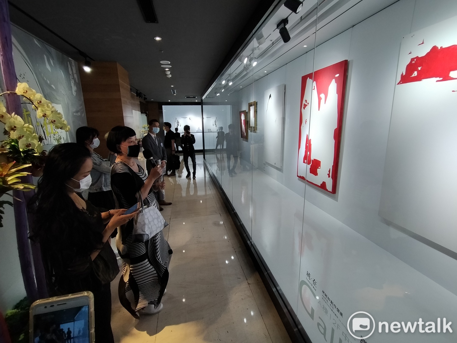 林純如向來賓解說作品表達的意涵。 圖:唐復年/攝 林純如向來賓解說作品表達的意涵。 圖:唐復年/攝
