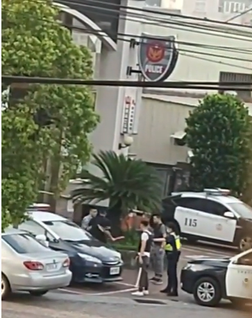 雲林縣斗六市19日發生兩派人馬鬥毆事件,且事發地點鄰近斗六市公正派出所,警方趕往壓制,最後對空鳴槍示警,並將6人帶回偵訊。 圖:擷取自影片 雲林縣斗六市19日發生兩派人馬鬥毆事件,且事發地點鄰近斗六市公正派出所,警方趕往壓制,最後對空鳴槍示警,並將6人帶回偵訊。 圖:擷取自影片