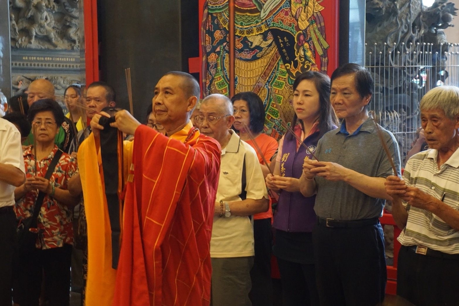 劉炳偉 (右二)擔任板橋妙雲宮主委,與女兒劉美芳 (右三)長期從事公益及宗教活動,圖為妙雲宮為中低收入戶免費點光明燈。 圖:板橋妙雲宮提供 劉炳偉 (右二)擔任板橋妙雲宮主委,與女兒劉美芳 (右三)長期從事公益及宗教活動,圖為妙雲宮為中低收入戶免費點光明燈。 圖:板橋妙雲宮提供