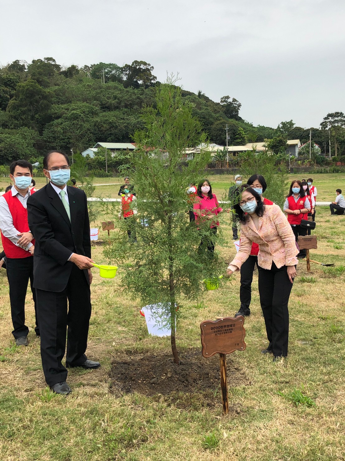 立法院長游錫堃種完樹後親手澆水。 圖:霧峰農會/提供 立法院長游錫堃種完樹後親手澆水。 圖:霧峰農會/提供