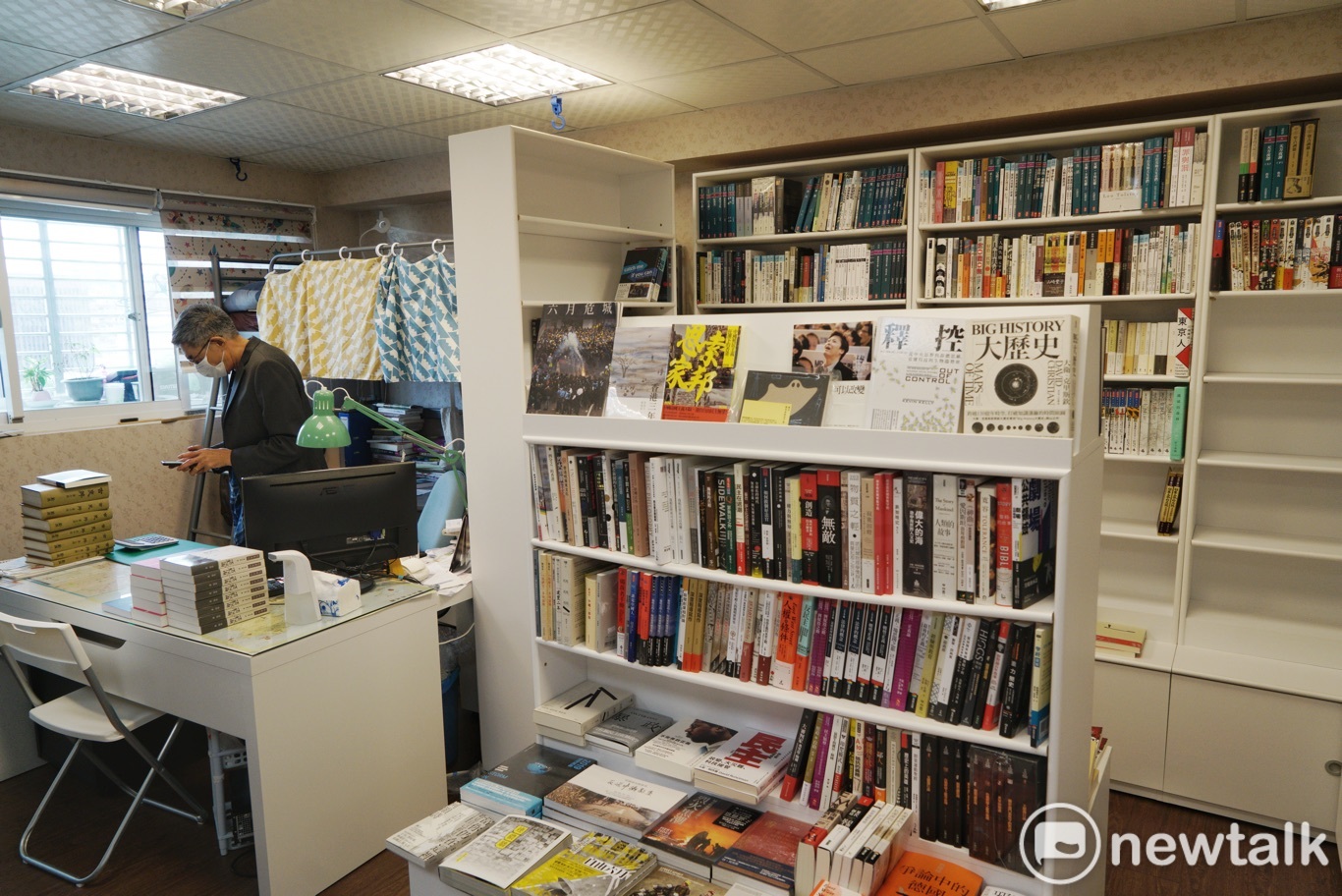 銅鑼灣書店所要販賣的書籍均以陳列架上,本週末將正式開幕,林榮基也將在當天推出林榮基選書給台灣的讀者。 圖:張良一/攝 銅鑼灣書店所要販賣的書籍均以陳列架上,本週末將正式開幕,林榮基也將在當天推出林榮基選書給台灣的讀者。 圖:張良一/攝