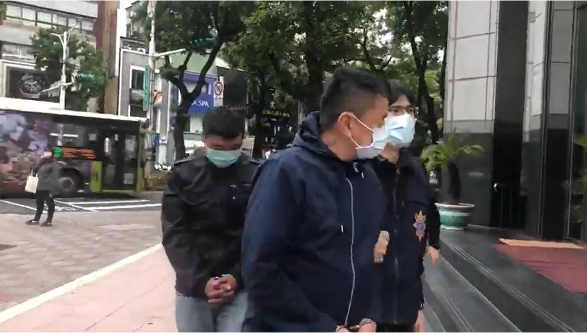 前香港銅鑼灣書店負責人林榮基遭潑紅漆案,北市警中山分局宣布逮捕3嫌到案。 圖:擷自北市警局中山分局提供影片 前香港銅鑼灣書店負責人林榮基遭潑紅漆案,北市警中山分局宣布逮捕3嫌到案。 圖:擷自北市警局中山分局提供影片