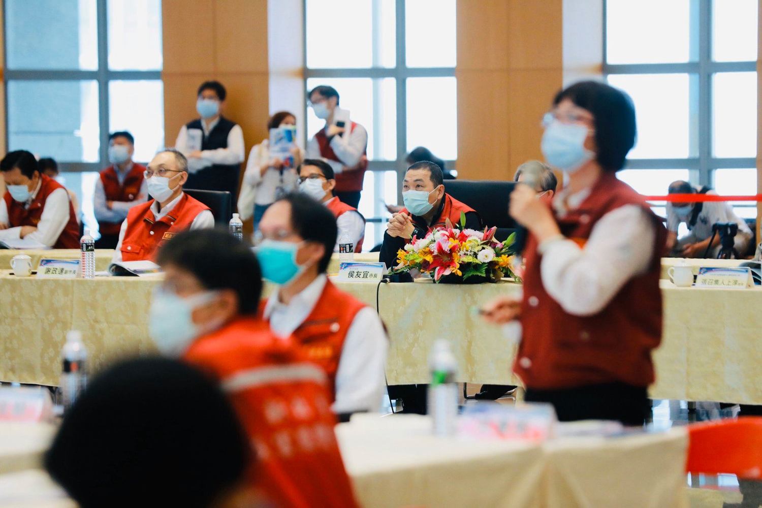 新北市率全國之先,於日前完成「擴大管制兵棋推演」,中央流行疫情指揮中心專家諮詢小組召集人張上淳誇讚「幾乎面面俱到」。 圖:翻攝侯友宜臉書 新北市率全國之先,於日前完成「擴大管制兵棋推演」,中央流行疫情指揮中心專家諮詢小組召集人張上淳誇讚「幾乎面面俱到」。 圖:翻攝侯友宜臉書