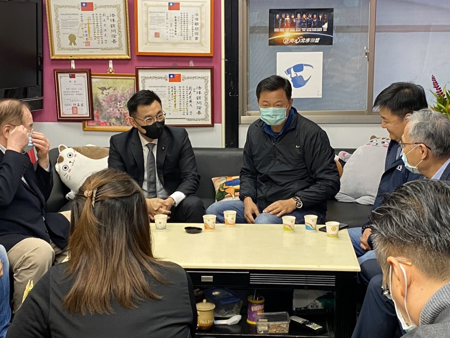 國民黨主席江啟臣、前台北縣長周錫瑋等人,昨晚到板橋劉家慰問。 圖:讀者提供 國民黨主席江啟臣、前台北縣長周錫瑋等人,昨晚到板橋劉家慰問。 圖:讀者提供
