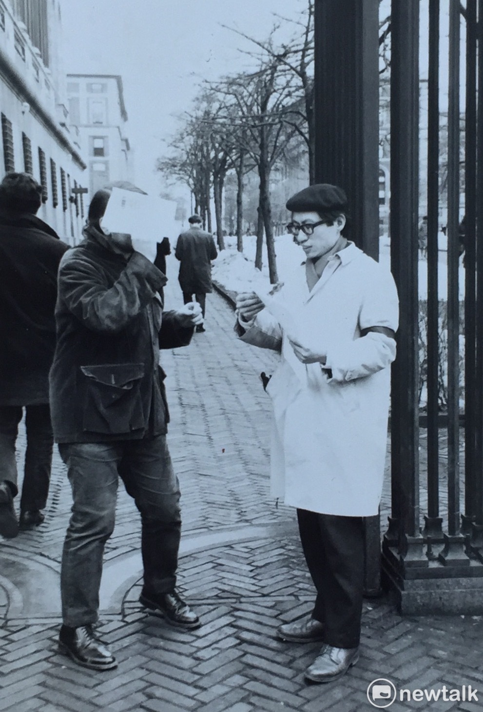 鄭自才在1969年228大屠殺忌日在Columbia University大門口分發傳單。 圖:張文隆/提供 鄭自才在1969年228大屠殺忌日在Columbia University大門口分發傳單。 圖:張文隆/提供