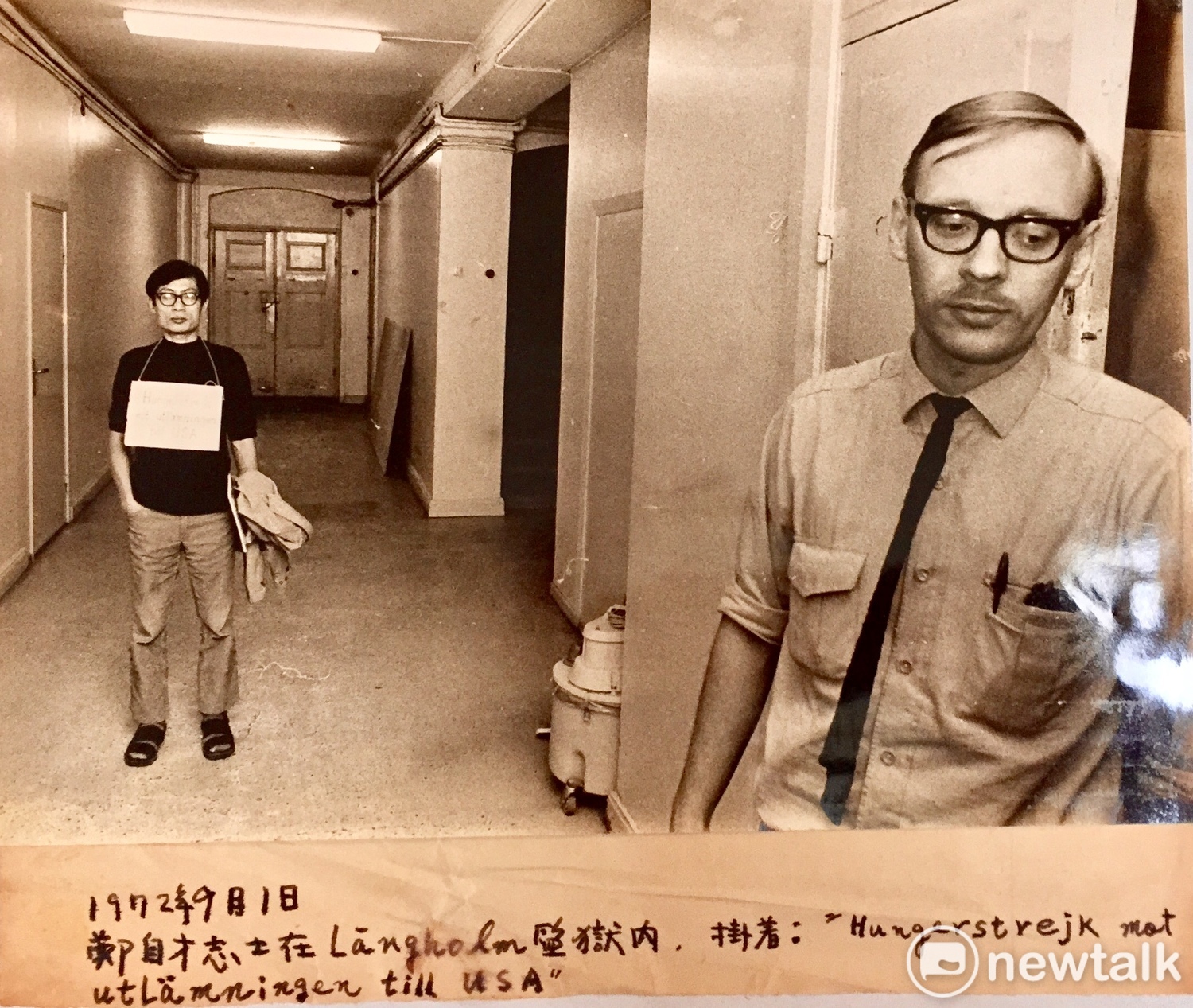1972年9月1日鄭自才在瑞典Långholmen 監獄絕食抗議,胸前牌子寫著:hungerstrejk mot utlämningen till USA 1972年9月1日鄭自才在瑞典Långholmen 監獄絕食抗議,胸前牌子寫著:hungerstrejk mot utlämningen till USA