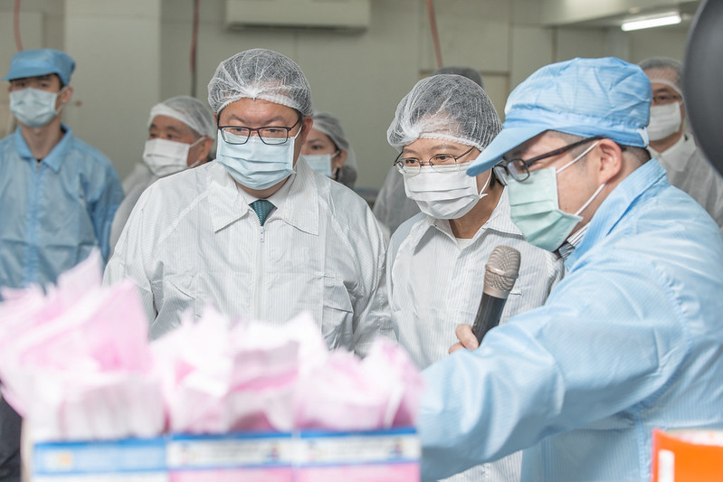 鄭文燦陪同總統蔡英文訪視口罩生產情形。 圖:總統府/提供 鄭文燦陪同總統蔡英文訪視口罩生產情形。 圖:總統府/提供