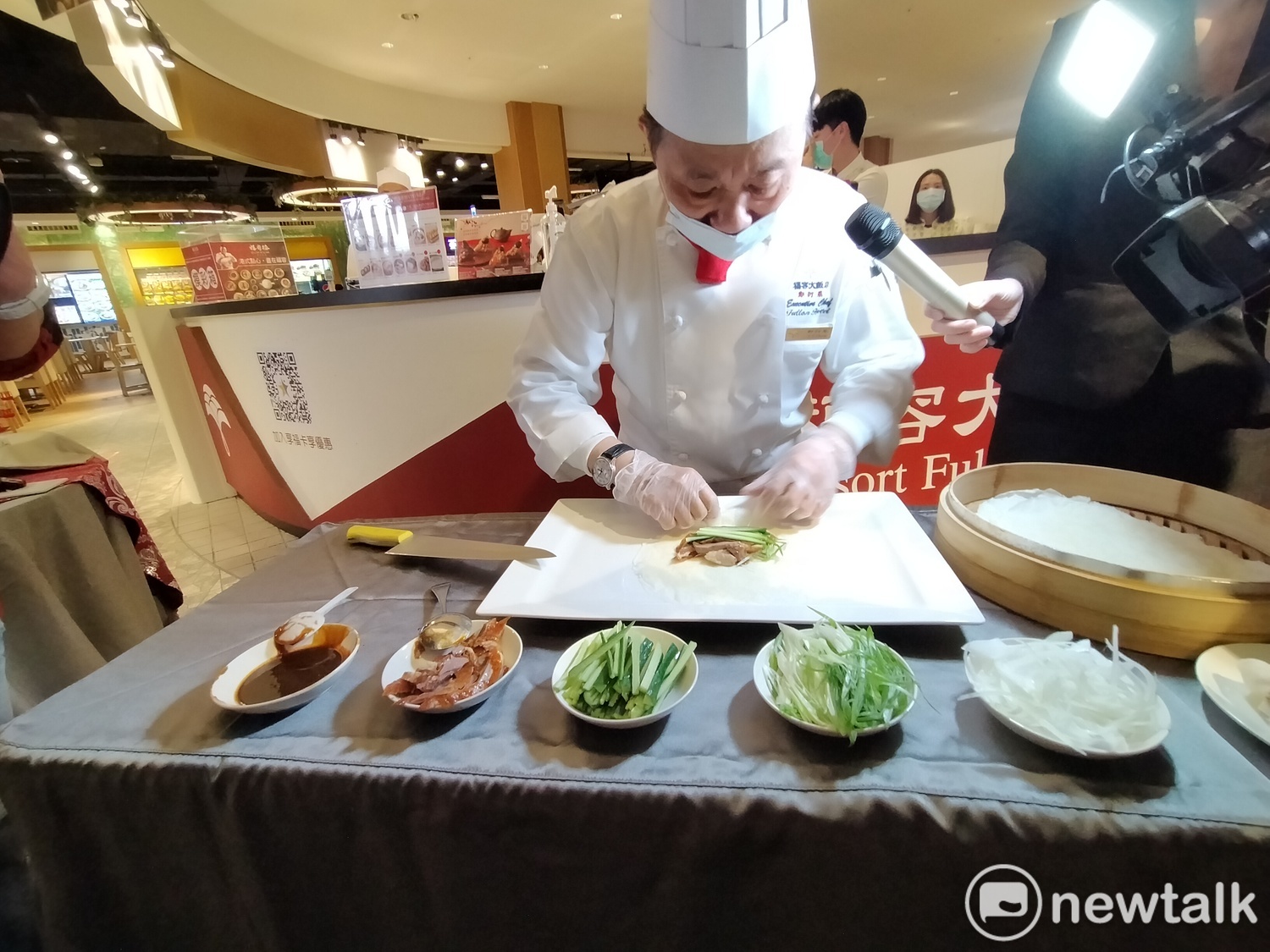 阿基師示範製作烤鴨捲餅。 唐復年/攝 阿基師示範製作烤鴨捲餅。 唐復年/攝