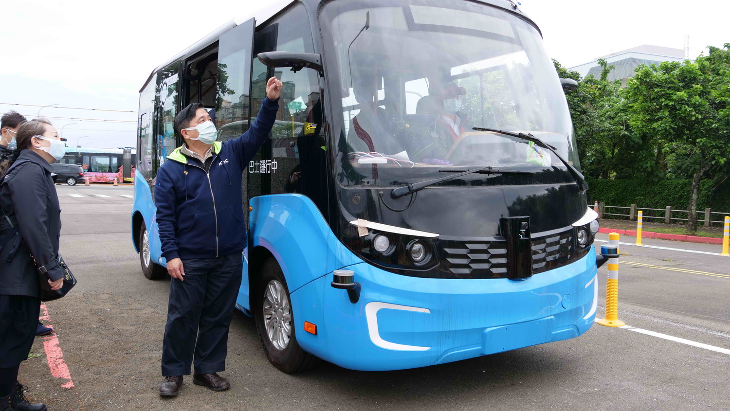 全國第一個智駕電動巴士運輸接駁測試,昨天起在新北淡海新市鎮上路,交通局長鍾鳴時到場了解。 圖:新北市交通局/提供 全國第一個智駕電動巴士運輸接駁測試,昨天起在新北淡海新市鎮上路,交通局長鍾鳴時到場了解。 圖:新北市交通局/提供