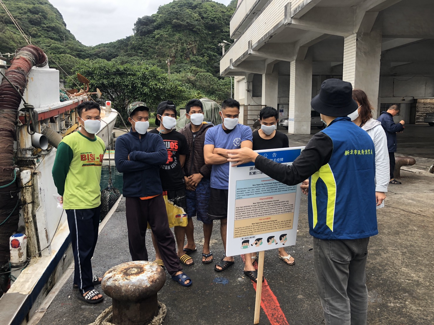 新北市漁業處人員在漁港手舉牌趴趴走,宣導漁船主及外籍漁民規定。 圖:新北市漁業處提供 新北市漁業處人員在漁港手舉牌趴趴走,宣導漁船主及外籍漁民規定。 圖:新北市漁業處提供