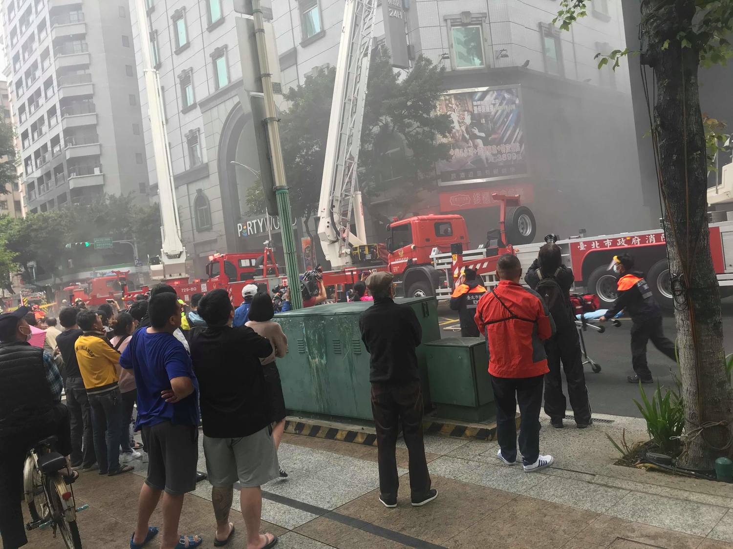 林森錢櫃傳出大火,6人意識不清。 圖:民眾提供 林森錢櫃傳出大火,6人意識不清。 圖:民眾提供