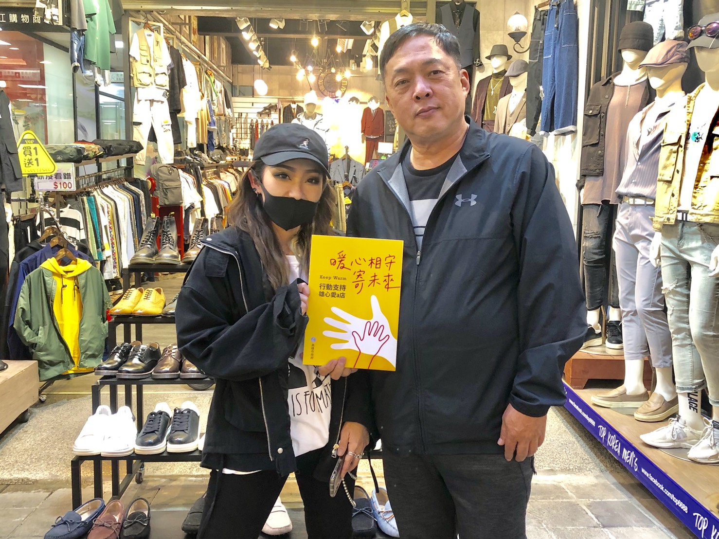 新堀江商圈房東楊翔茗(右)主動降租相挺店家。 圖:高雄市政府/提供 新堀江商圈房東楊翔茗(右)主動降租相挺店家。 圖:高雄市政府/提供