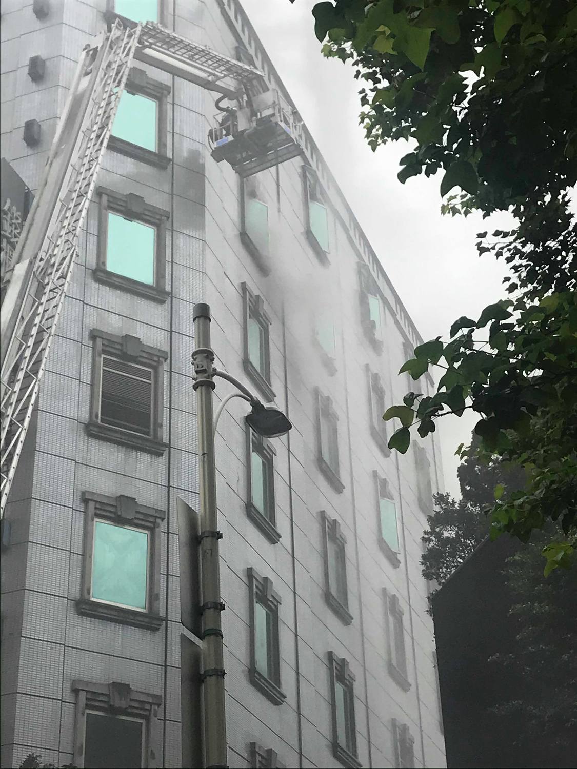 錢櫃林森店發生大火,警消、雲梯車趕往現場搜救。 圖:民眾楊小姐提供 錢櫃林森店發生大火,警消、雲梯車趕往現場搜救。 圖:民眾楊小姐提供