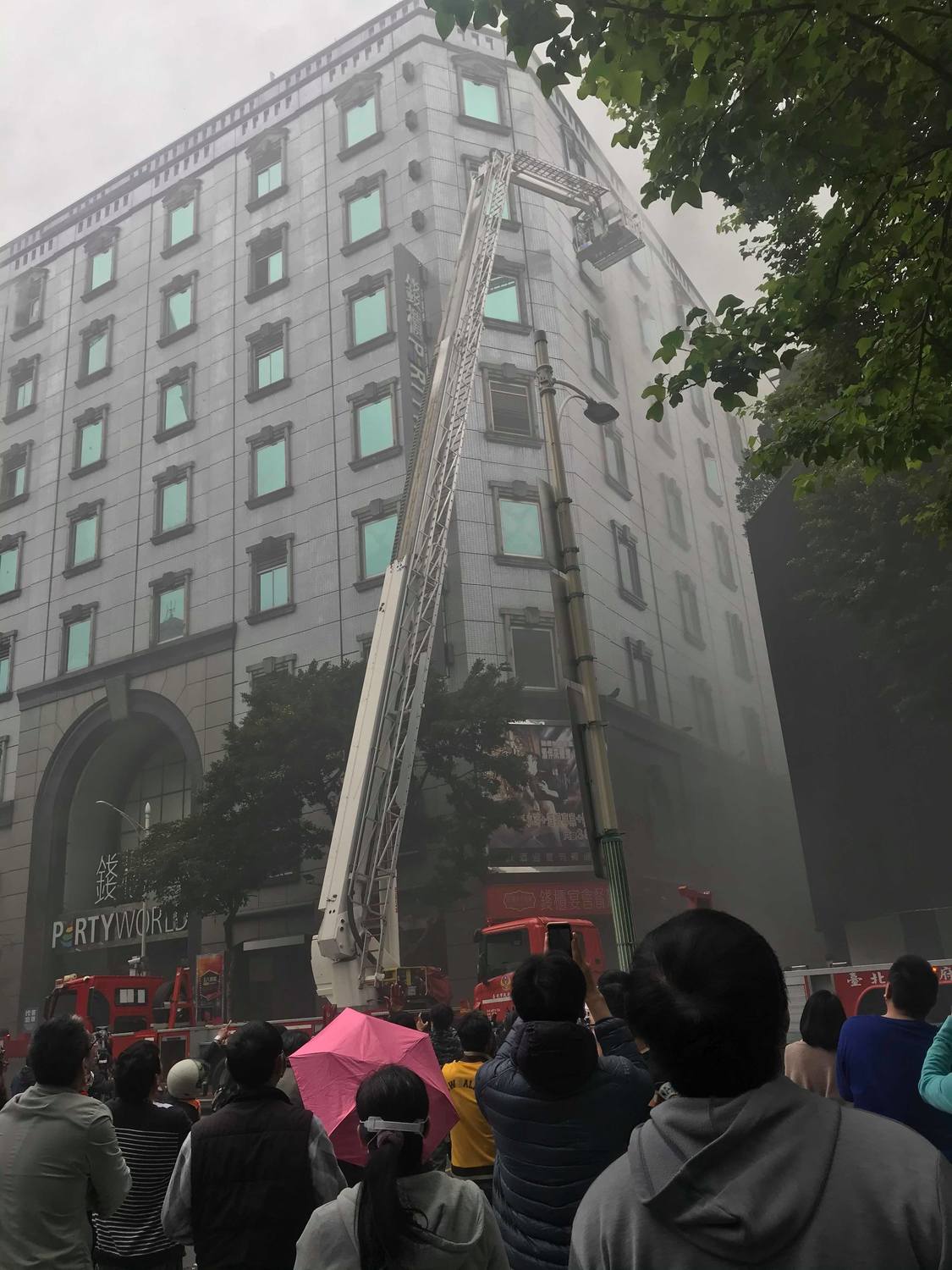 火警引來許多民眾前來圍觀,並希望所有人員平安。 圖:民眾楊小姐提供 火警引來許多民眾前來圍觀,並希望所有人員平安。 圖:民眾楊小姐提供