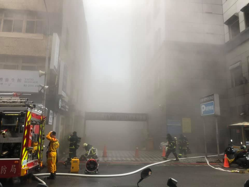 現場竄出濃濃大煙,視線有些模糊。 圖:民眾Lo小姐提供 現場竄出濃濃大煙,視線有些模糊。 圖:民眾Lo小姐提供