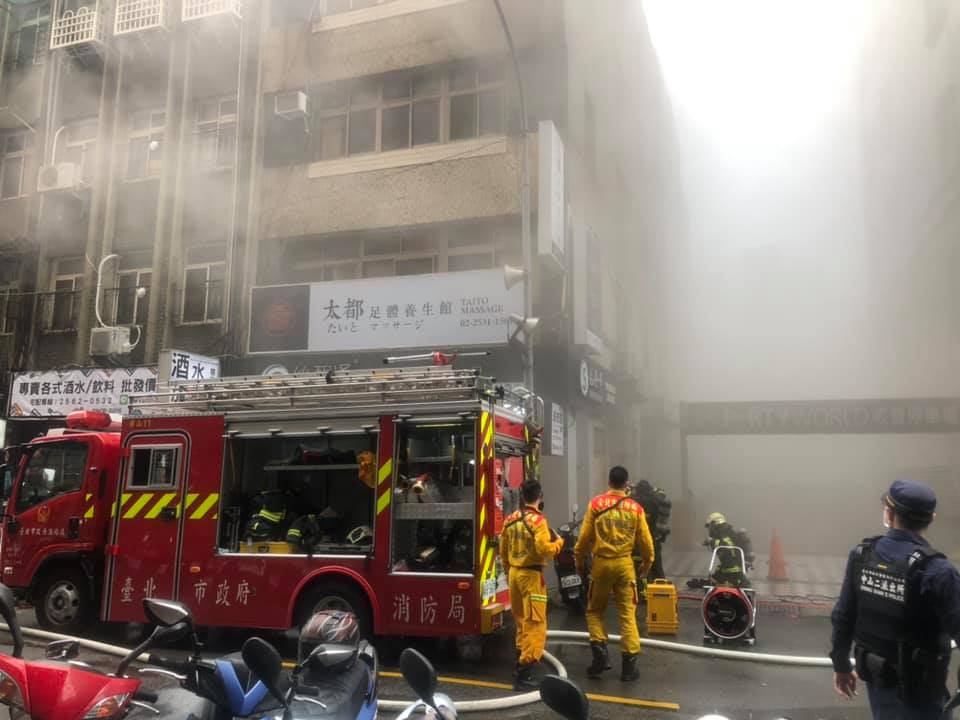 即使在視線不佳的情況下,警消仍堅持不懈地救援。 圖:民眾Lo小姐提供 即使在視線不佳的情況下,警消仍堅持不懈地救援。 圖:民眾Lo小姐提供