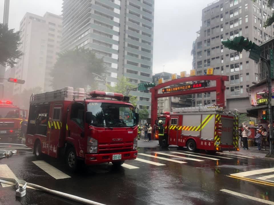 消防車趕往現場救援。 圖:民眾Lo小姐提供 消防車趕往現場救援。 圖:民眾Lo小姐提供