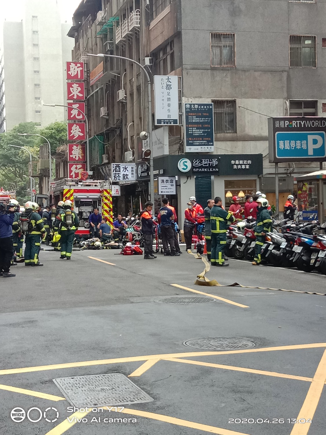 大批警消人員前往搜救。 圖:民眾提供 大批警消人員前往搜救。 圖:民眾提供