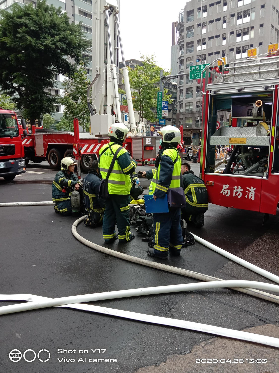 警消人員正在商討如何救援。 圖:民眾提供 警消人員正在商討如何救援。 圖:民眾提供