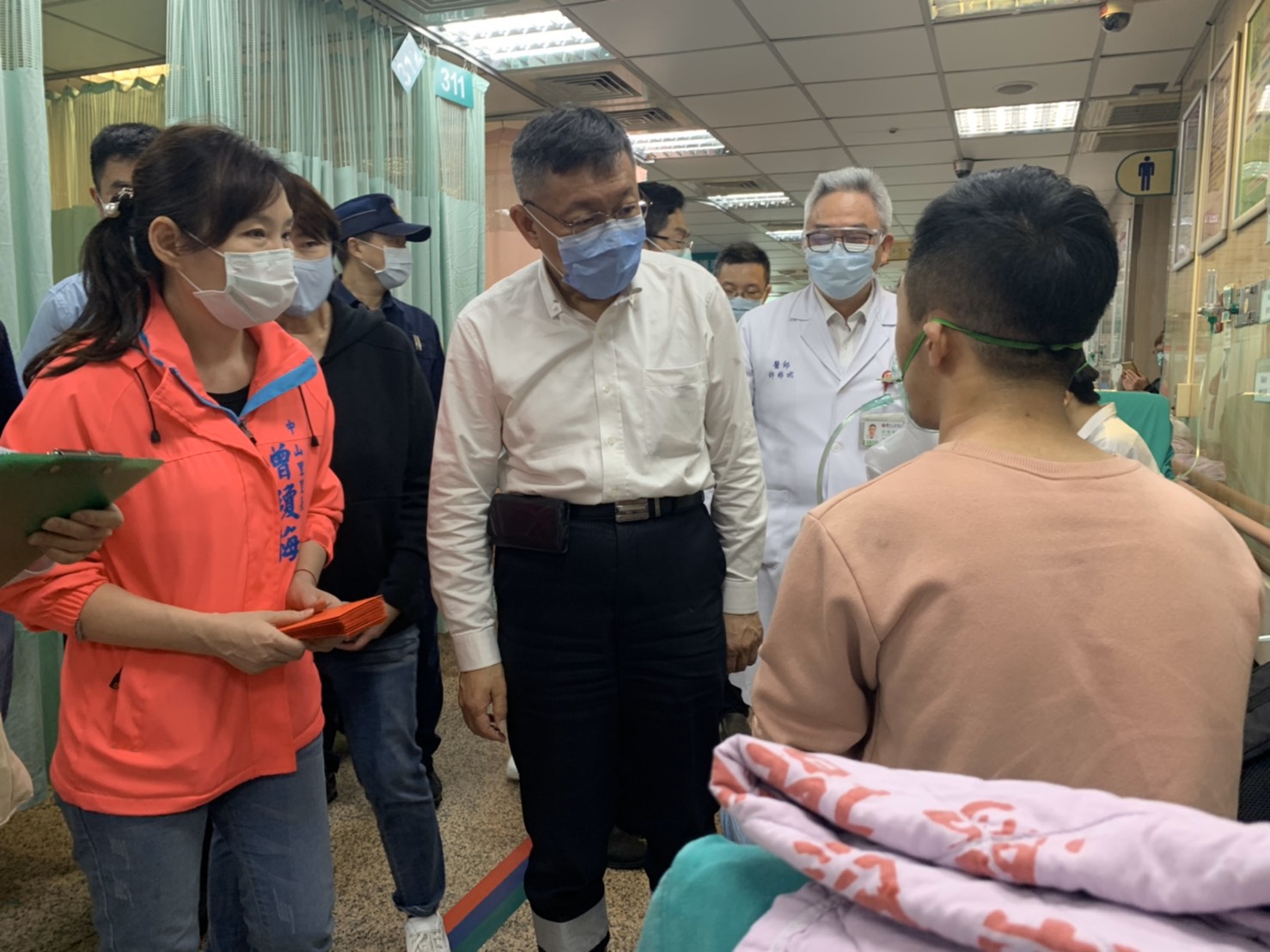 台北市長柯文哲至馬偕醫院探視林森錢櫃大火傷患。 圖:北市府提供 台北市長柯文哲至馬偕醫院探視林森錢櫃大火傷患。 圖:北市府提供