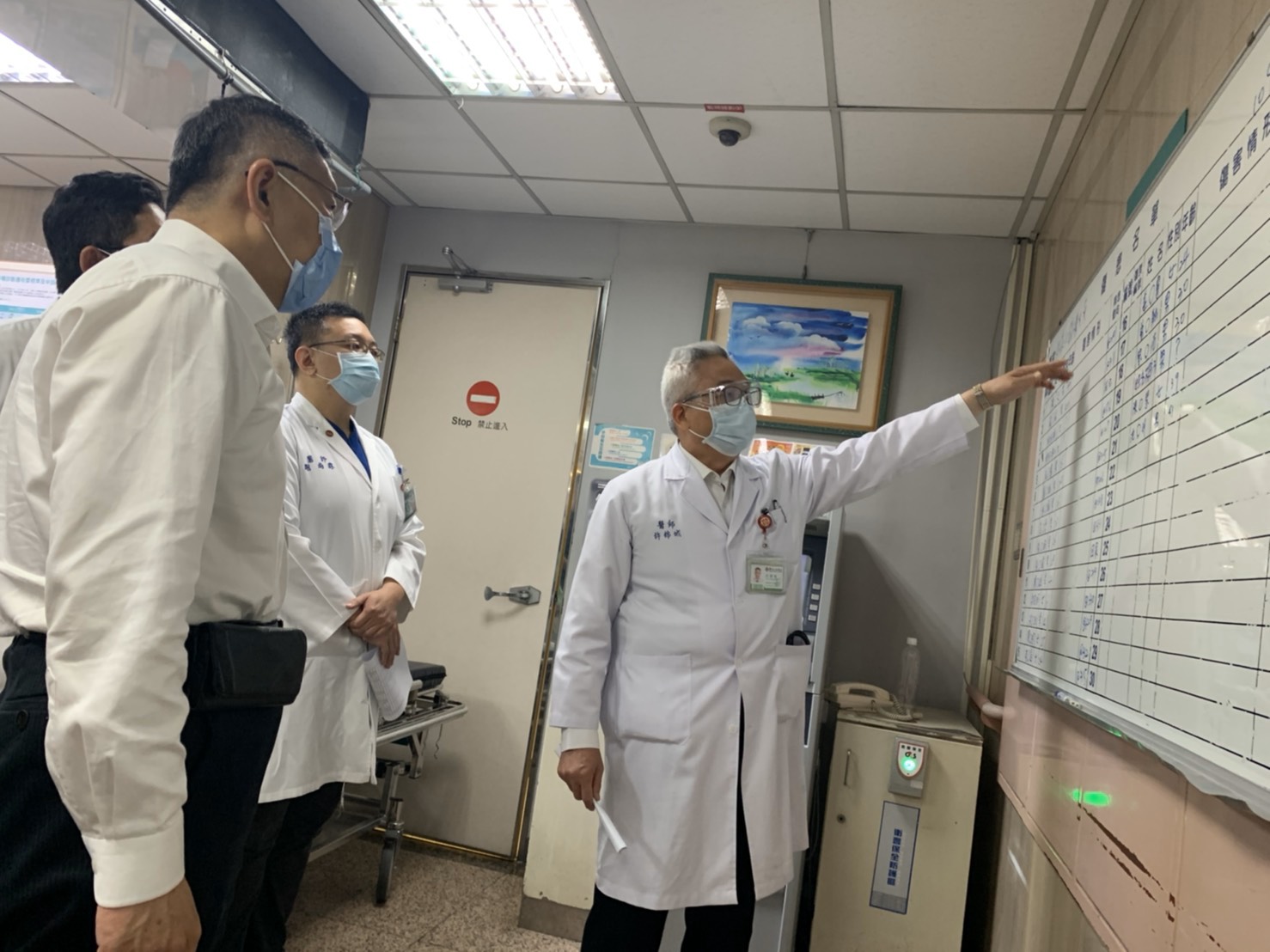台北市長柯文哲至馬偕醫院探視林森錢櫃大火傷患。 圖:北市府提供 台北市長柯文哲至馬偕醫院探視林森錢櫃大火傷患。 圖:北市府提供