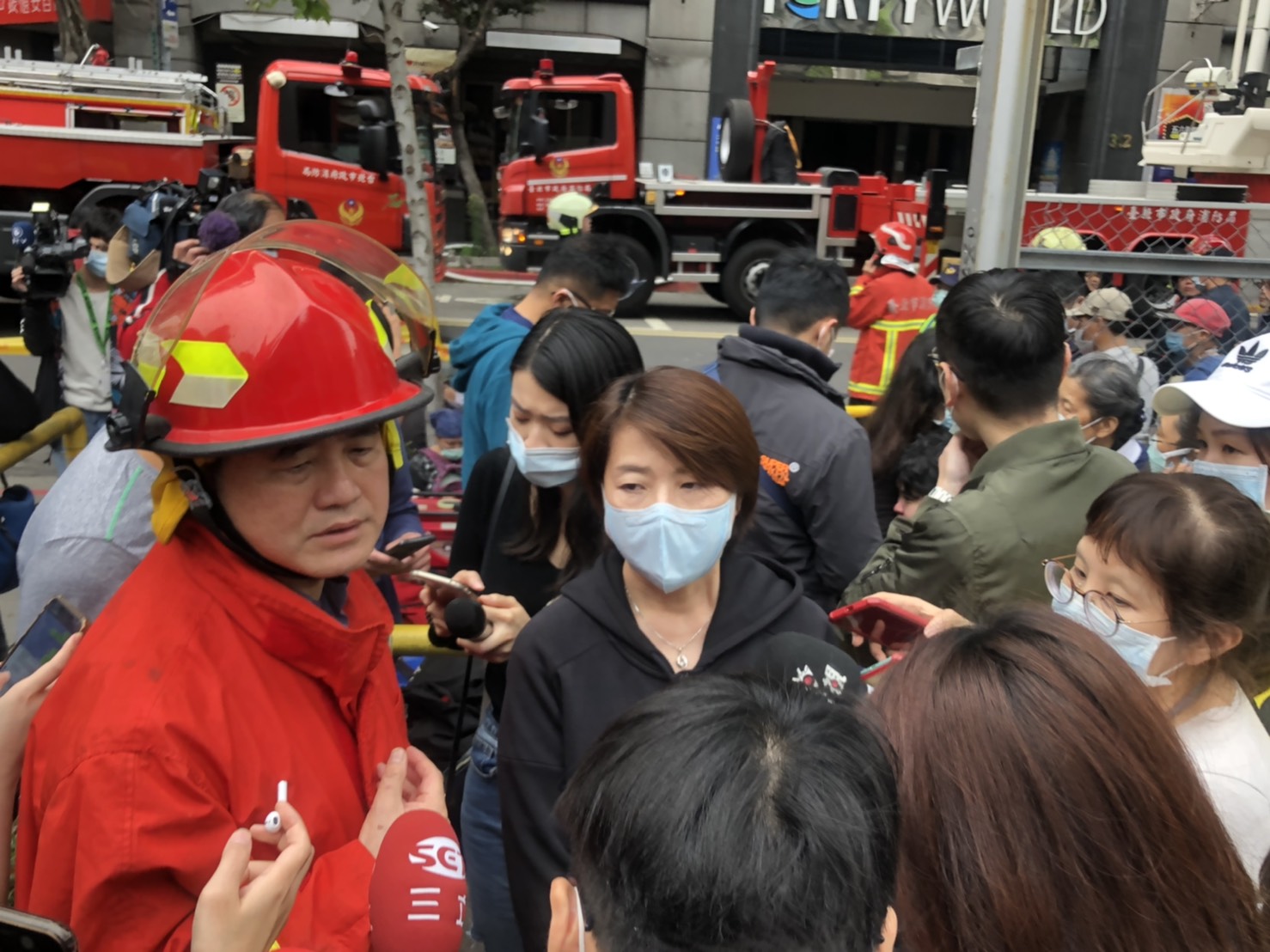 北市副市長黃珊珊到場了解林森錢櫃大火狀況。 圖:北市府提供 北市副市長黃珊珊到場了解林森錢櫃大火狀況。 圖:北市府提供