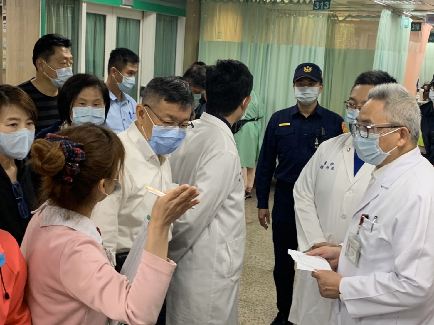 柯文哲前往醫院探視傷患。 圖:北市提供 柯文哲前往醫院探視傷患。 圖:北市提供