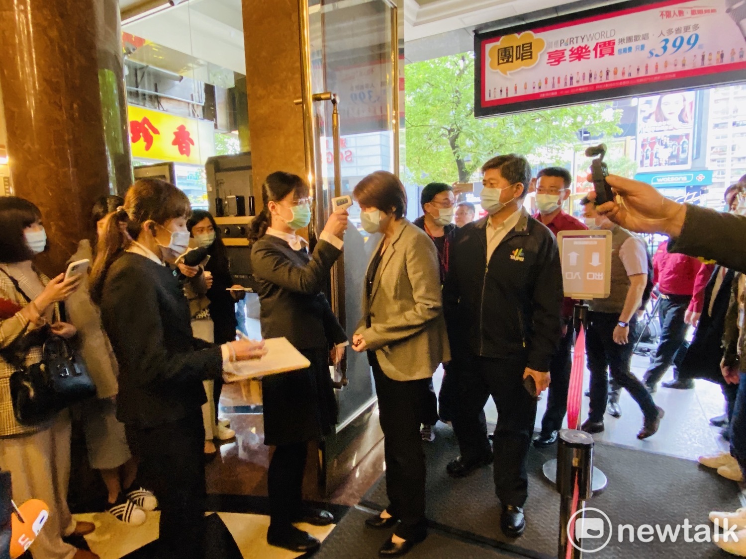 台北市副市長黃珊珊接受額溫量測。 圖:周煊惠 /攝 台北市副市長黃珊珊接受額溫量測。 圖:周煊惠 /攝