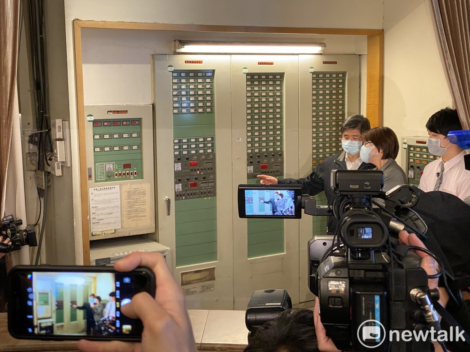 台北市副市長黃珊珊、北市消防局長吳俊鴻今率隊前往錢櫃SOGO台北店稽查。 圖:周煊惠 /攝 台北市副市長黃珊珊、北市消防局長吳俊鴻今率隊前往錢櫃SOGO台北店稽查。 圖:周煊惠 /攝