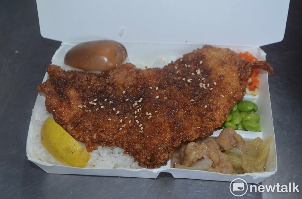 林桂洲的碳烤雞腿便當非常有特色。 圖:新頭殼資料照片,蔡坤龍/攝 林桂洲的碳烤雞腿便當非常有特色。 圖:新頭殼資料照片,蔡坤龍/攝